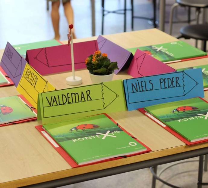 Skolebord med bøger til nye elever