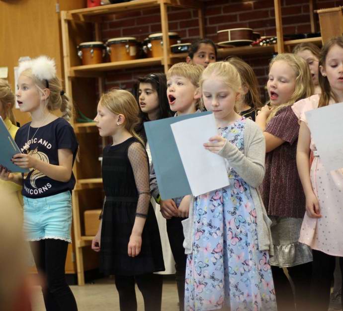 Børn synger på Solbjergskolen