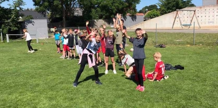 Glade børn på græs ved Solbjergskolen