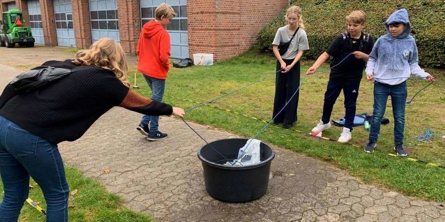 Elever på Solbjergskolen laver forsøg udenfor
