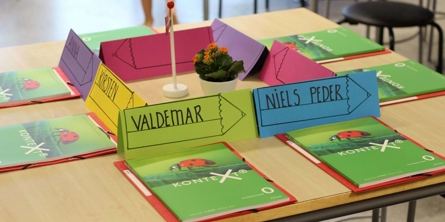 Skolebord med bøger til nye elever
