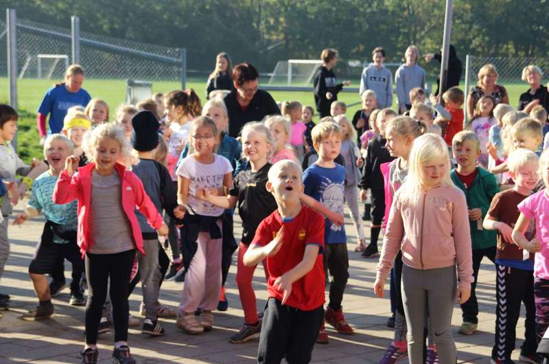 Skolebørn udenfor Solbjergskolen - skolestart