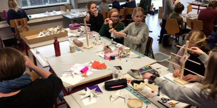 En klasse klippeklistrer og bygger modeller på Solbjergskolen